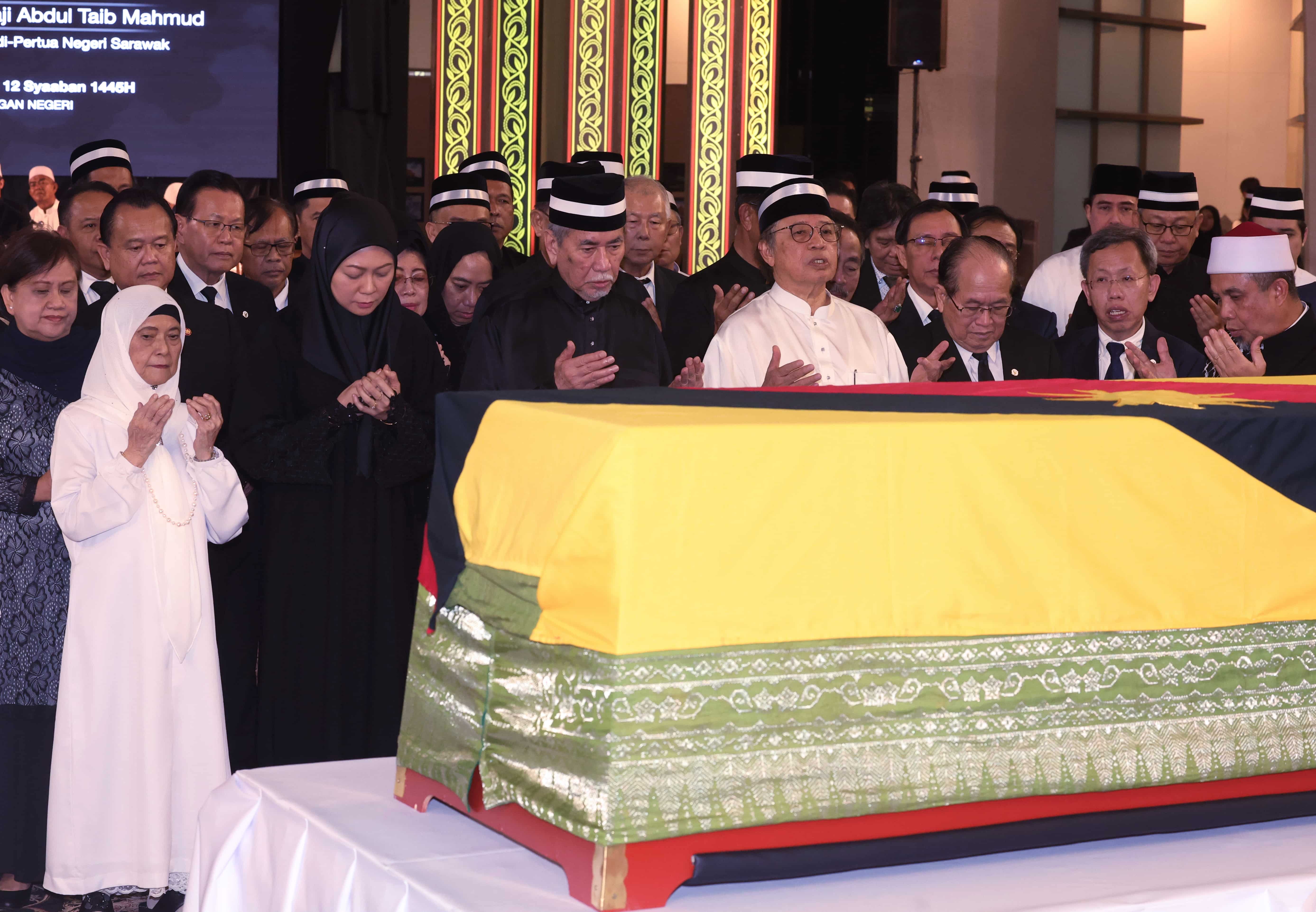 Jenazah Tun Abdul Taib selamat dikebumikan, Sultan Brunei antara ratusan hadir