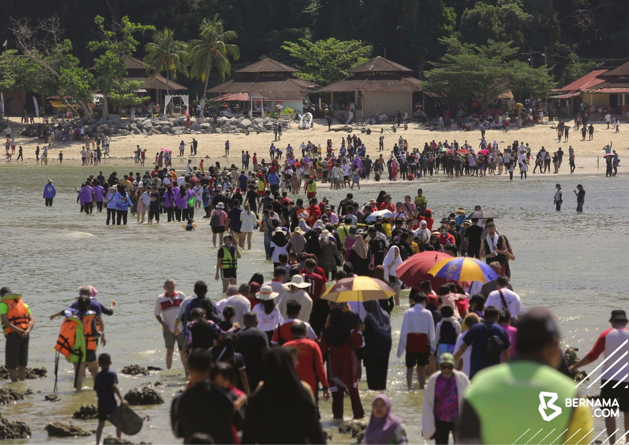 Fenomena laut terbelah, pengunjung jalan kaki dari Pantai Teluk Nipah ke Pulau Giam