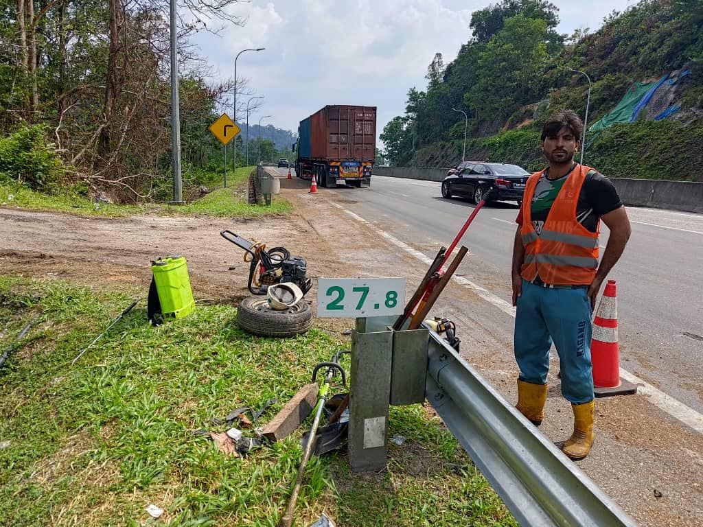 罗里加叻大道翻覆油渍外泄  完成清理无污染河流