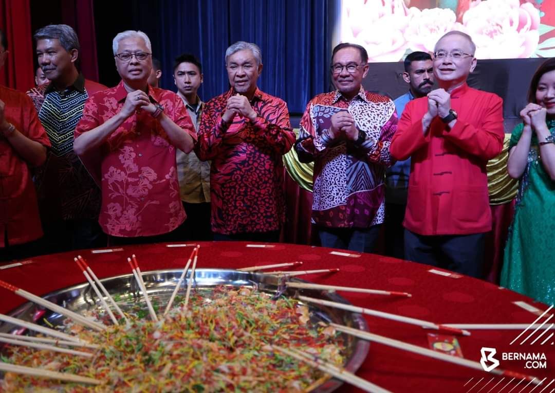 马华大年初一办新春团拜 安华与马华国阵领袖捞生