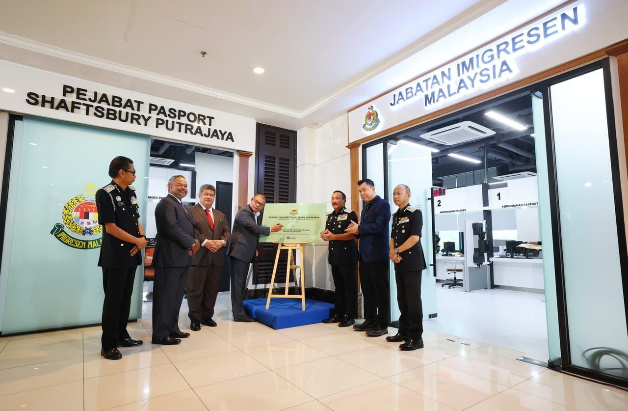 移民局研究推出10年期限护照  内长：古晋机场设护照办公室