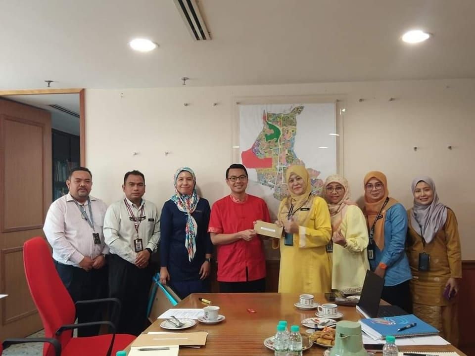 会晤灵乌达玛县教局局长  李健聪反映区内陈旧学校问题