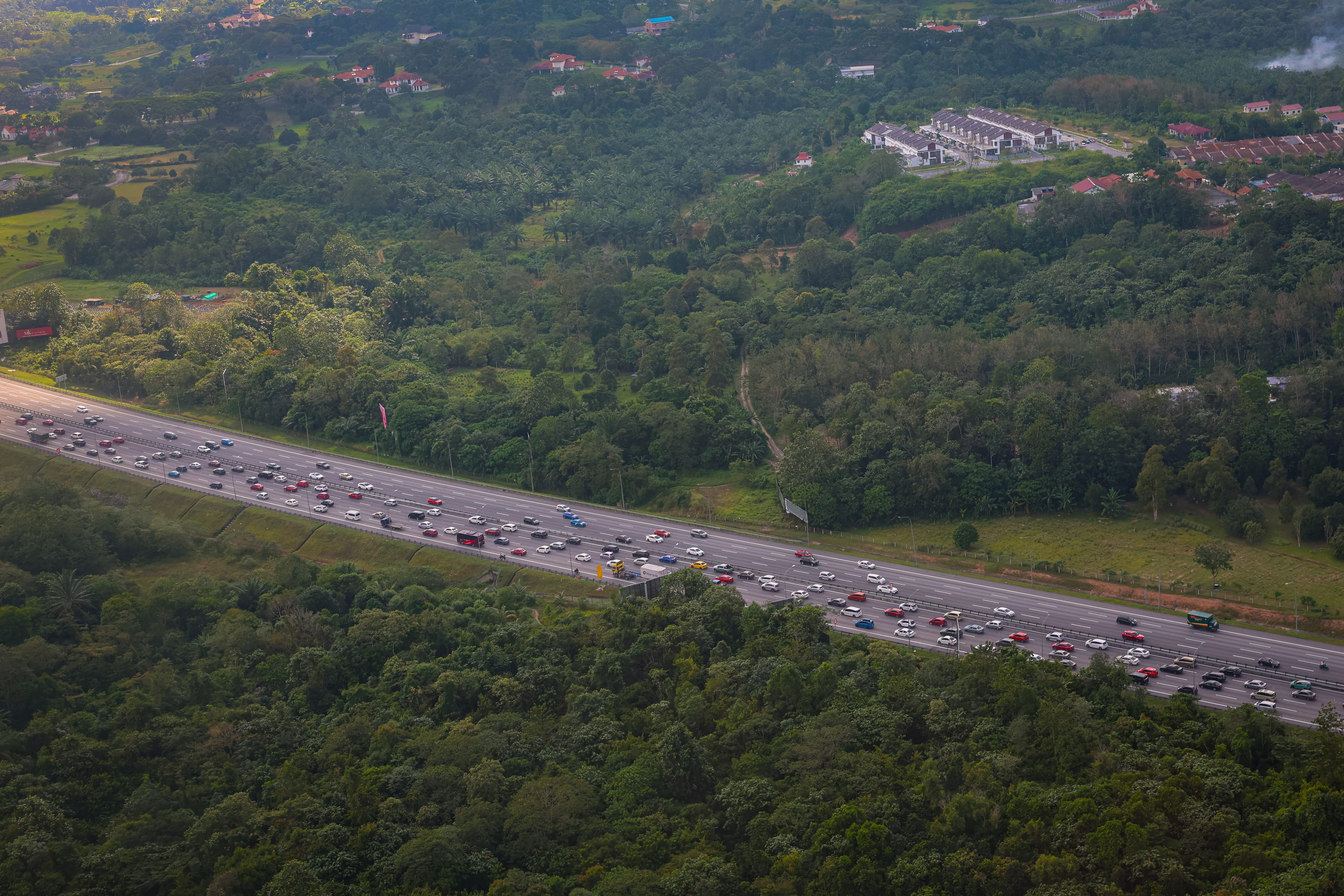 Aliran trafik sesak, perlahan di lebuh raya utama petang ini