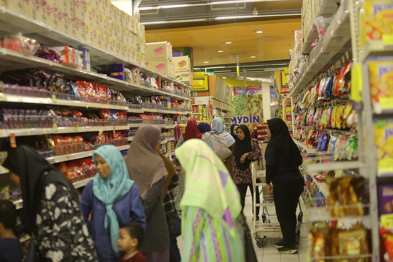 Penerima manfaat Sumbangan Tunai Rahmah beli keperluan harian