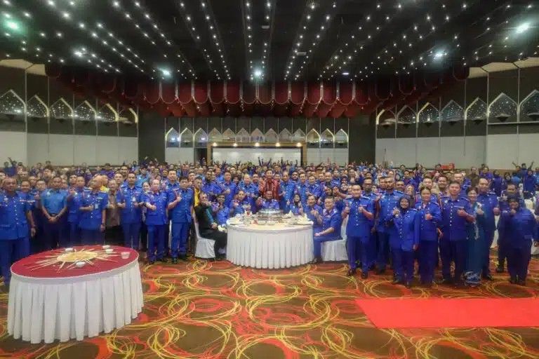 雪大臣赞赏民防部队 积极应对灾难.服务牺牲