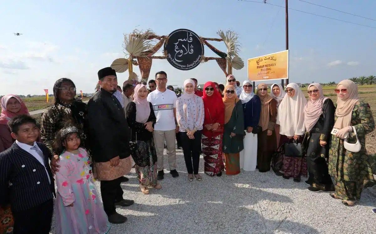 சிலாங்கூர் தெங்கு பெர்மைசூரி பாலோங் கலாச்சாரச் சந்தையை அதிகாரப்பூர்வமாகத் திறந்து வைத்தார்