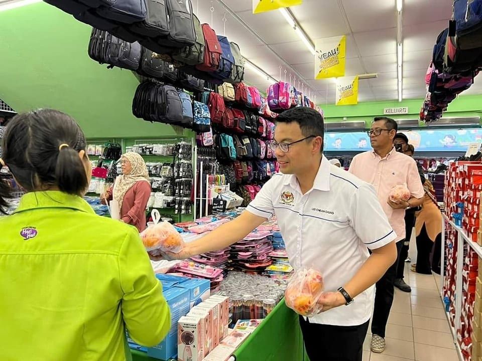 李健聪哈里米到美丹花园 派柑给巫裔居民.齐感受新春喜悦