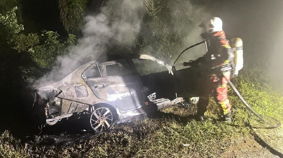 Warga emas rentung, tiga individu termasuk kanak-kanak melecur kereta terbakar