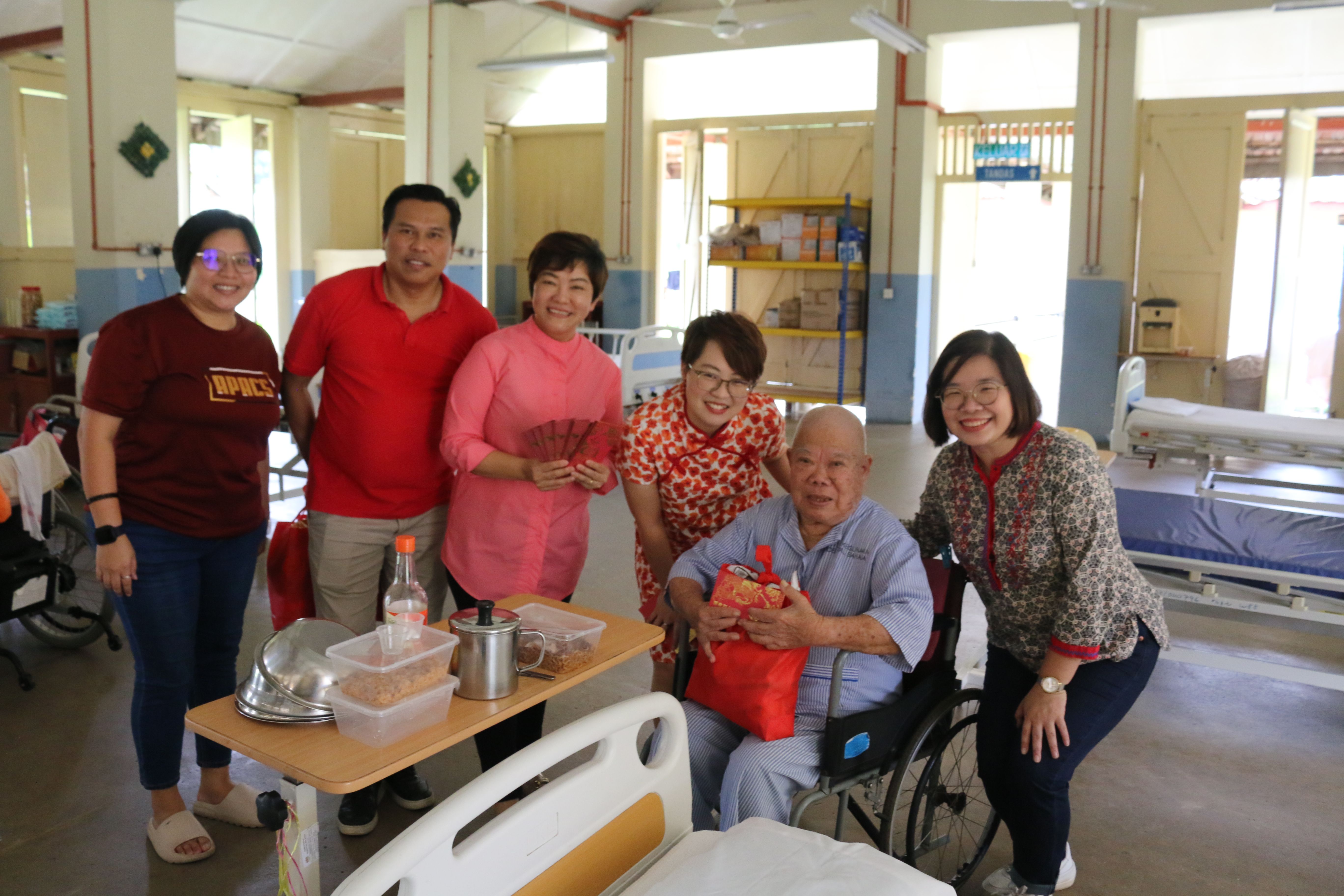 探访双溪毛糯麻风院    雪州议员新春前夕送暖