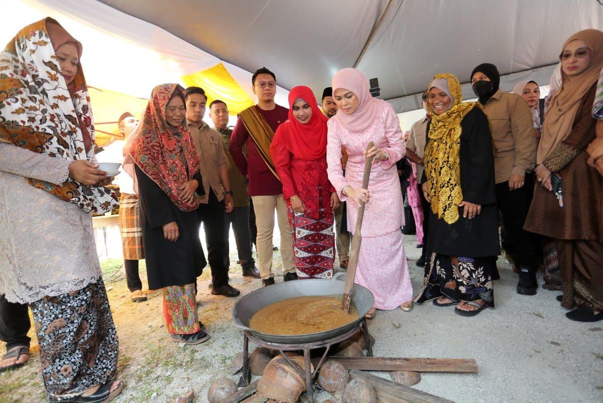Tengku Permaisuri Selangor berkenan kacau bubur merah di majlis kenduri rakyat