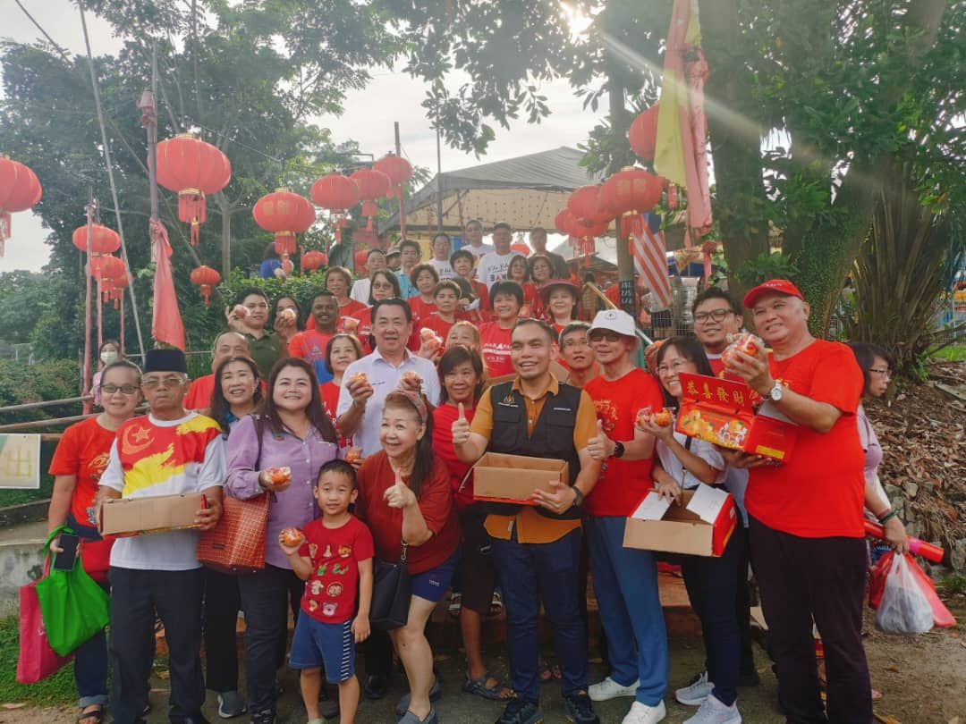 早市新春前黄金周末人山人海  雪国州议员踩街送柑拜早年