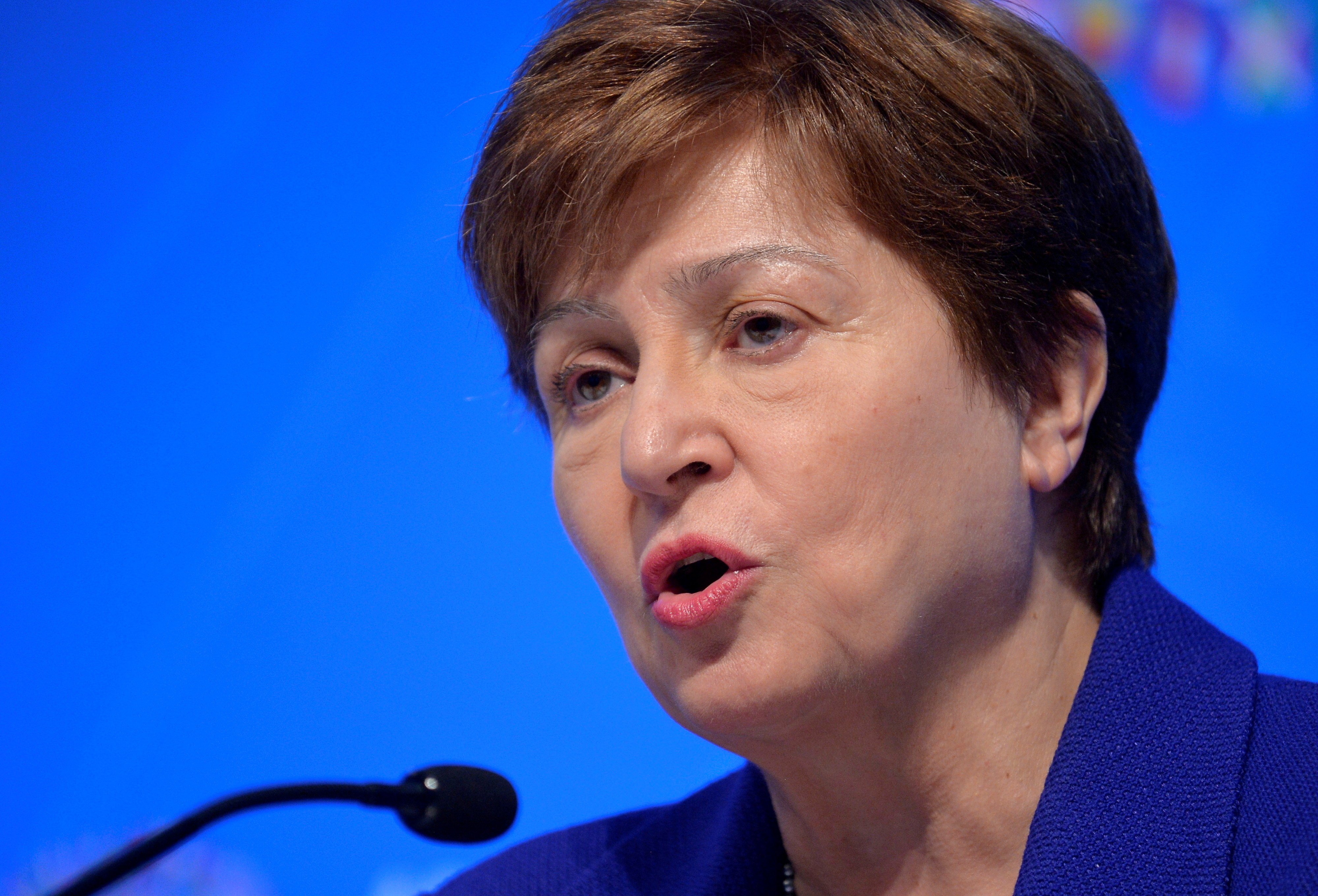 IMF chief says global economy shows positive momentum, warns of risks