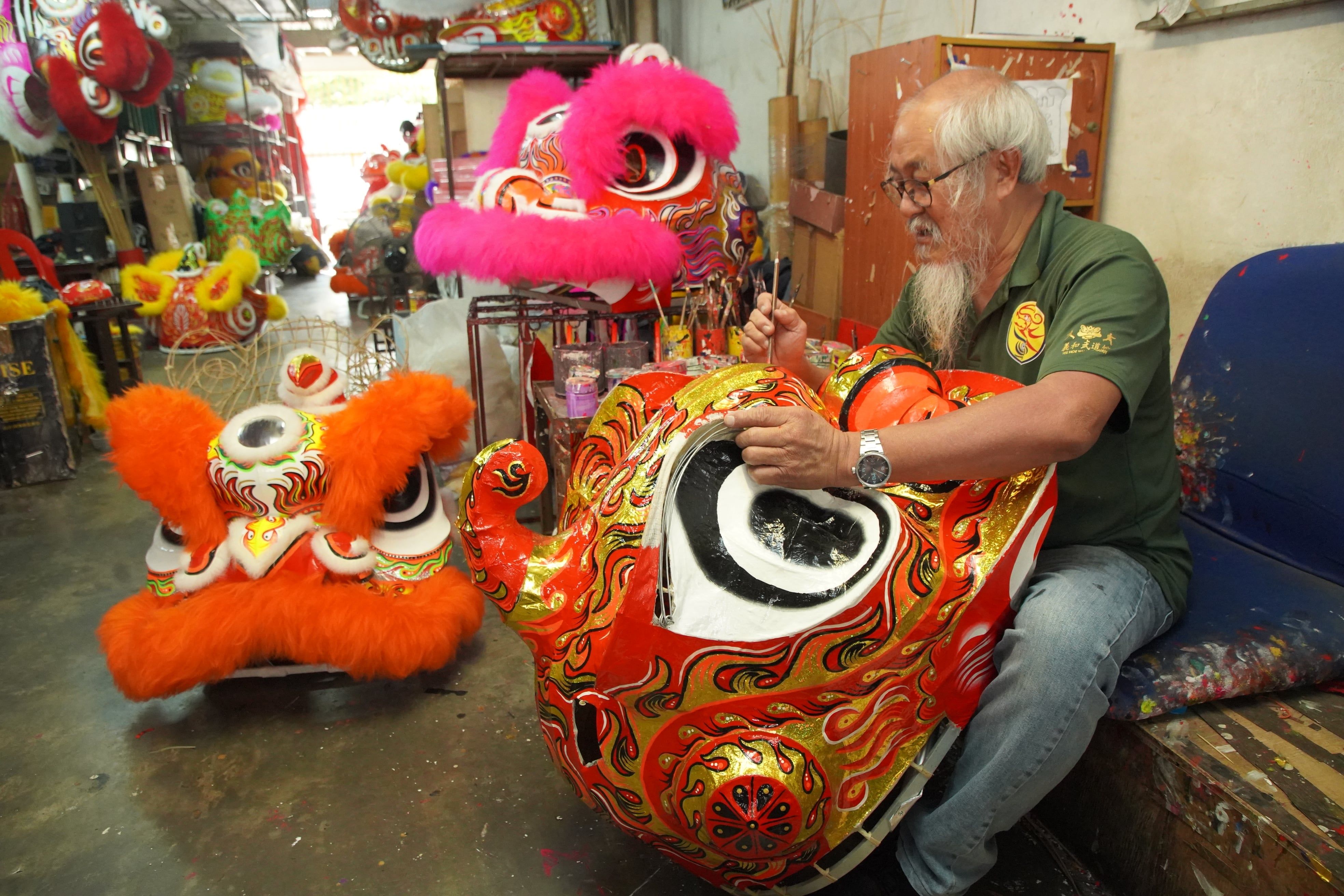 Kostum tarian singa Malaysia buruan masyarakat Tionghoa seluruh dunia