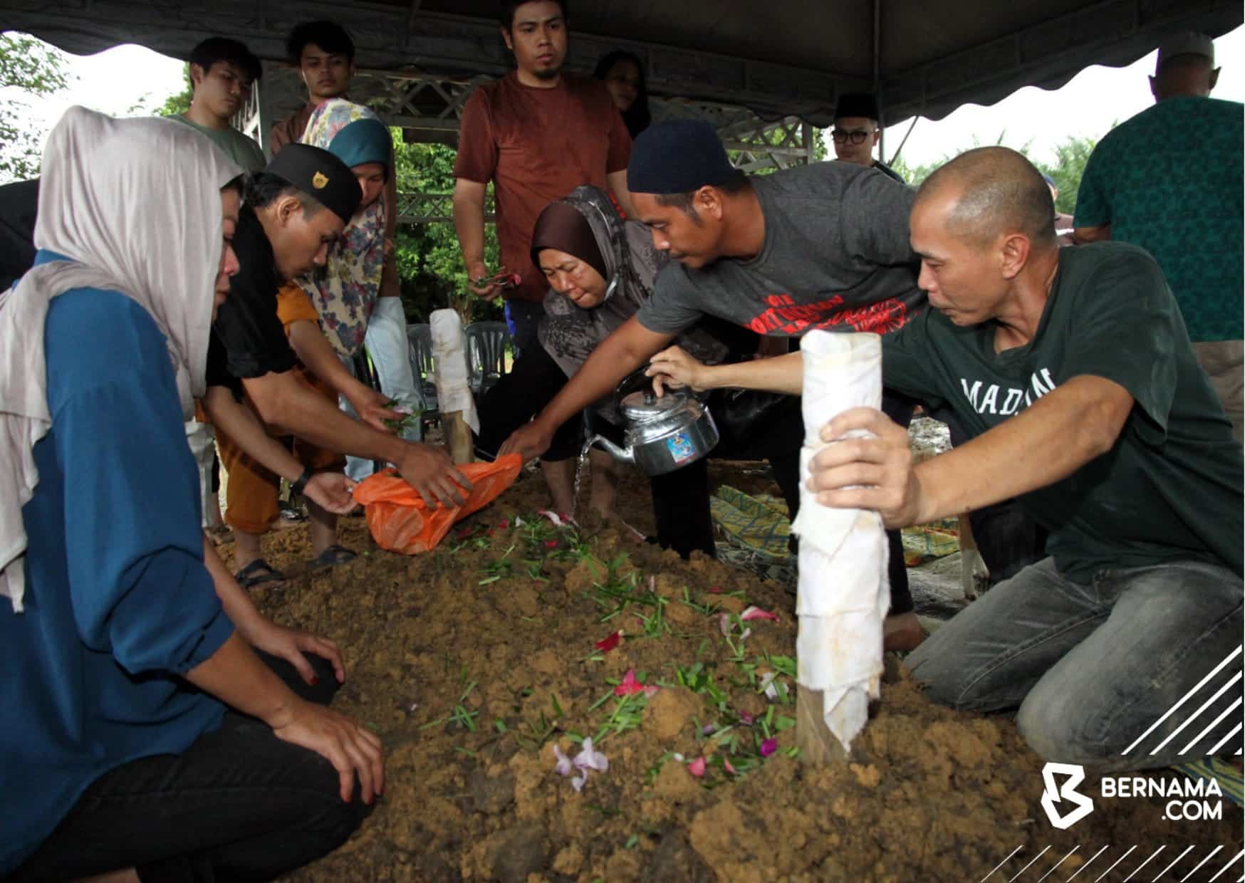 Tragedi kepala air, jenazah tiga beradik selamat dikebumi satu liang lahad