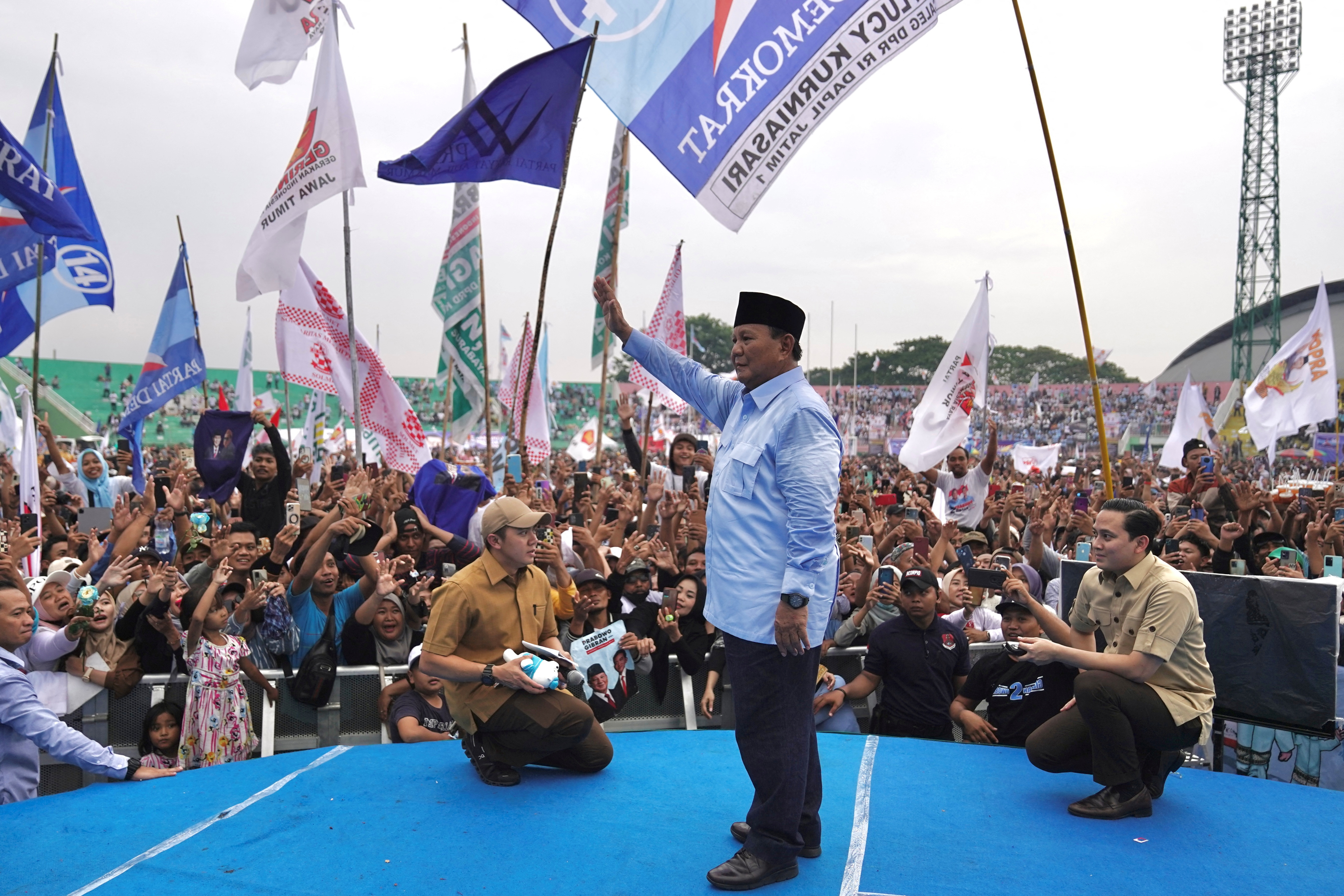 Huge rallies in Indonesia as candidates finish election campaign