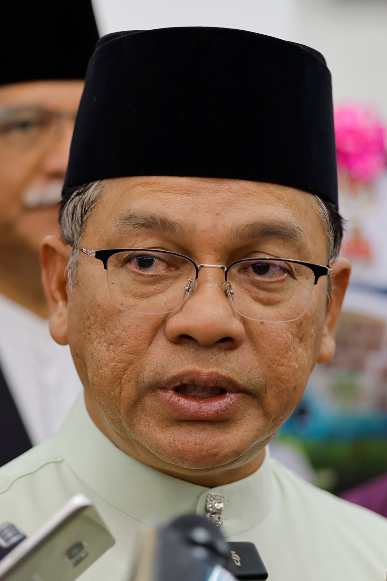 女装鞋底疑印有真主字眼  莫哈末纳因：JAKIM明召业者解释