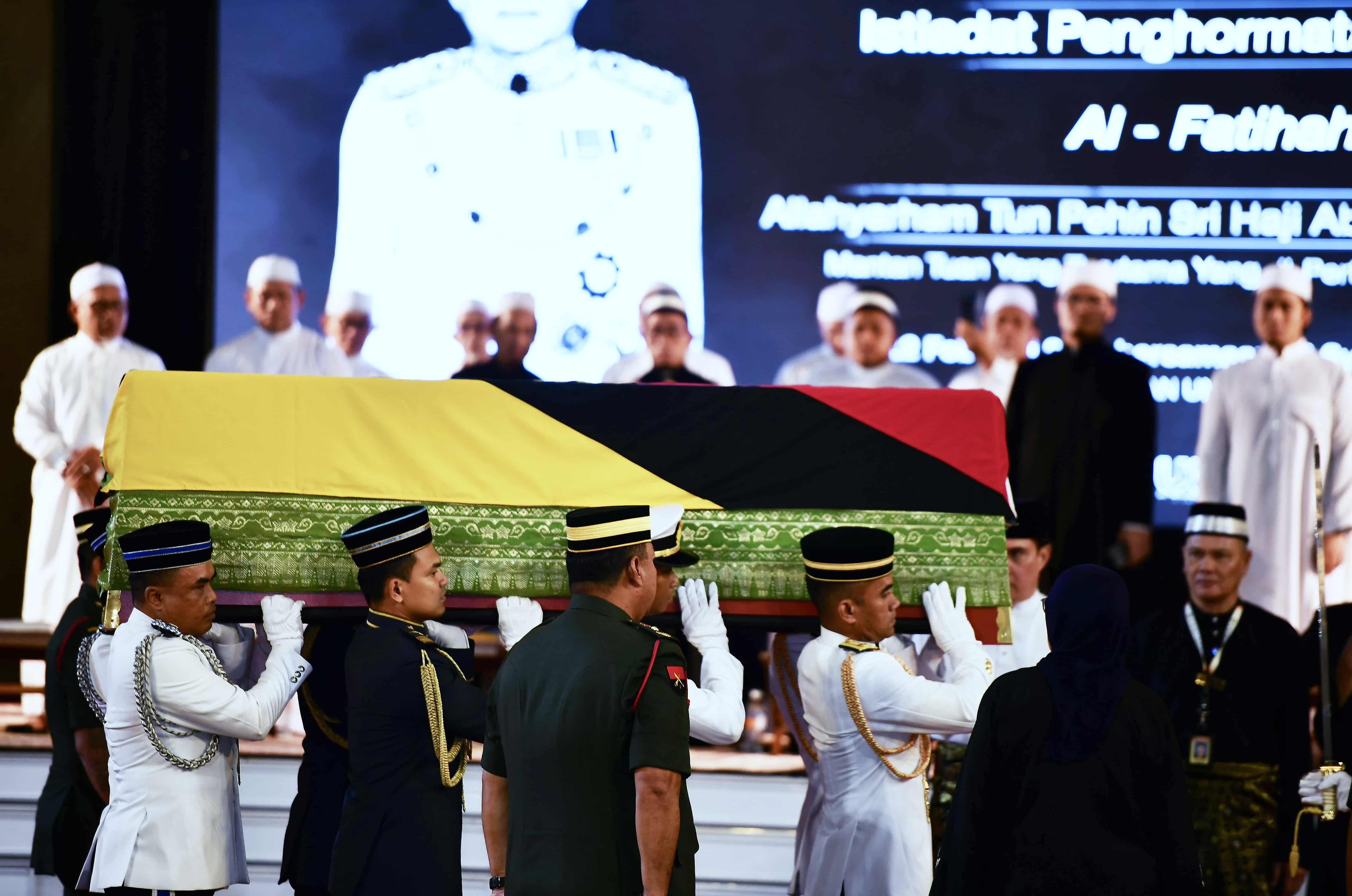 泰益玛目州葬仪式完成  今午葬于家族墓地