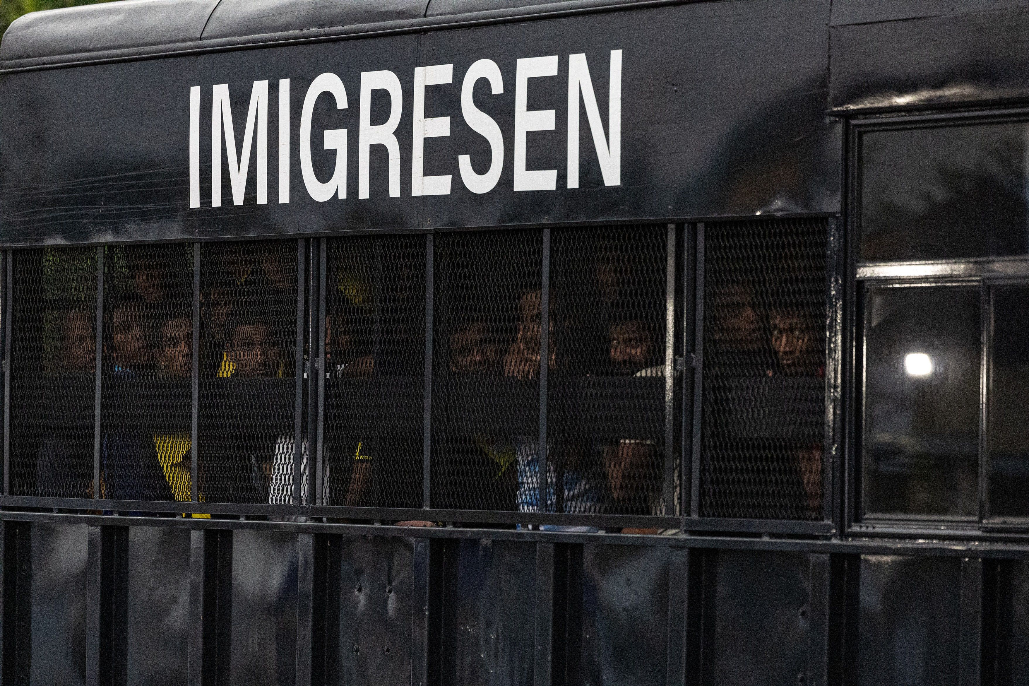 移民局今晨临检逮32非法移民   有者冒充媒体图混入执法队伍