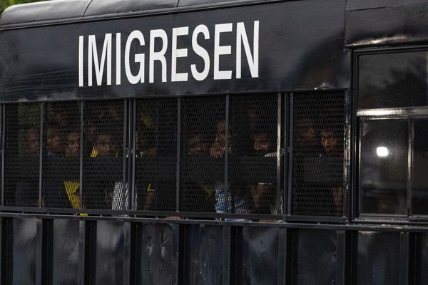 移民局今晨临检逮32非法移民 有者冒充媒体图混入执法队伍