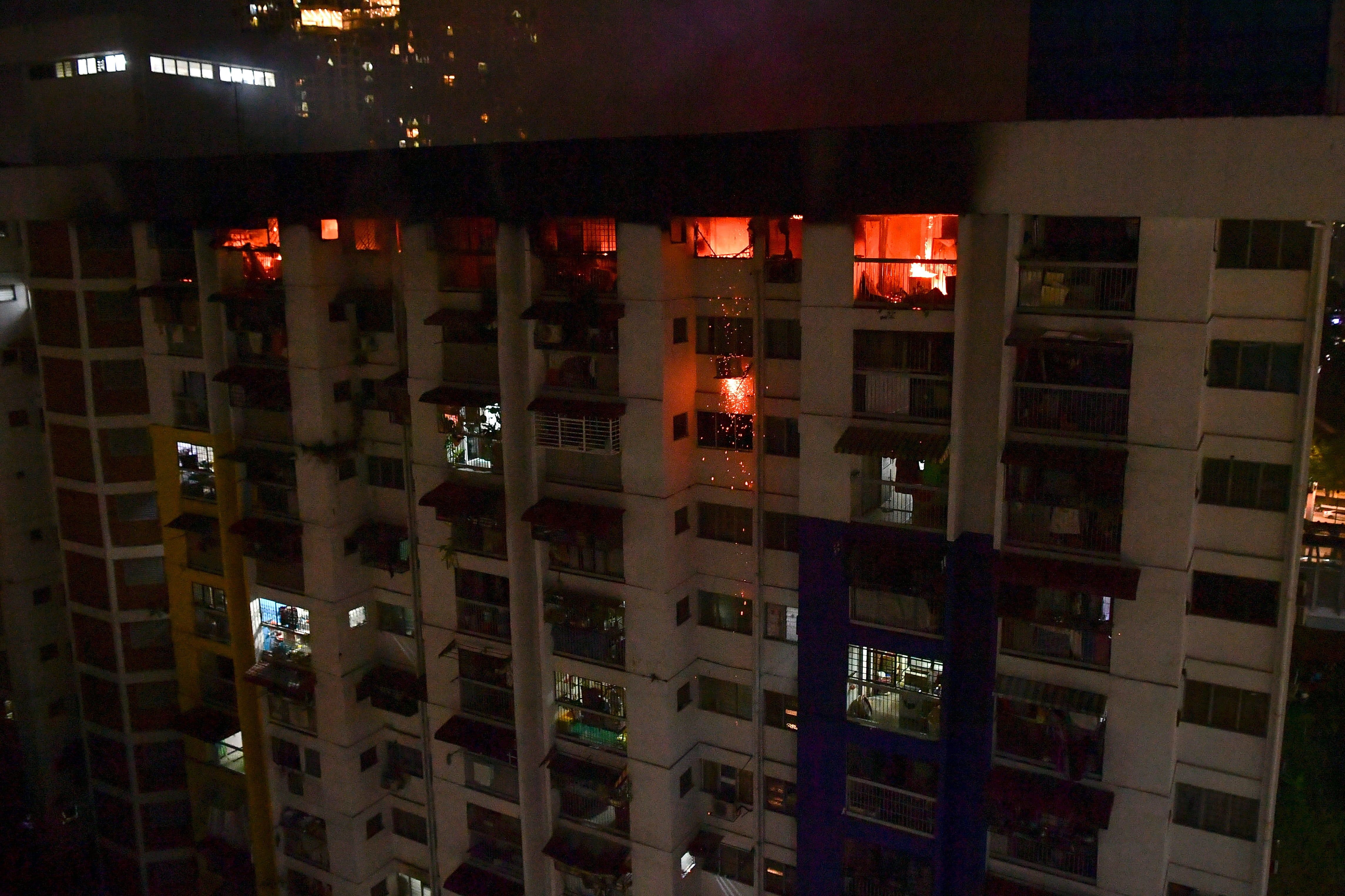 蕉赖斯里沙巴组屋火灾  5单位烧毁.无人伤亡