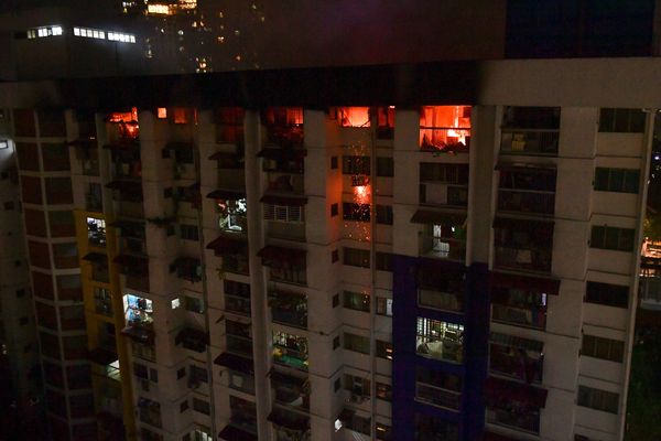 蕉赖斯里沙巴组屋火灾 5单位烧毁.无人伤亡