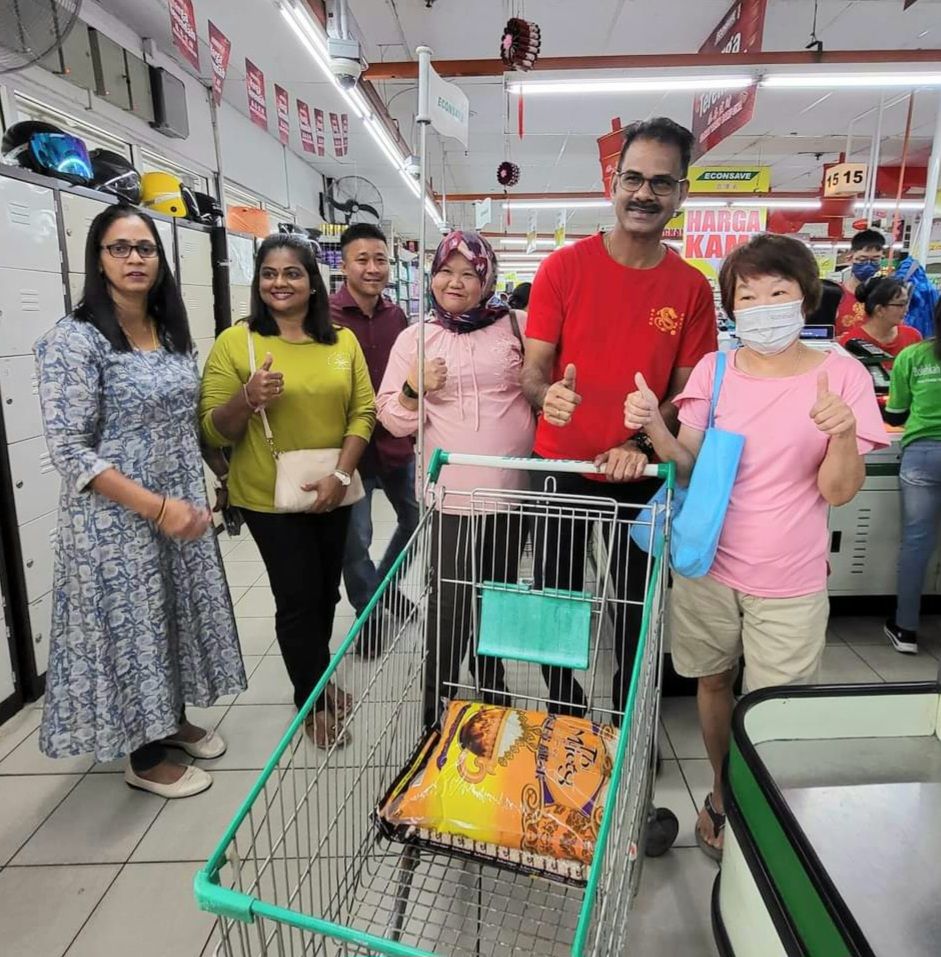 பந்திங் தொகுதியில் 400 குடும்பங்களுக்கு ஜோம் ஷோப்பிங் பற்றுச் சீட்டுகள்- பாப்பாராய்டு வழங்கினார்