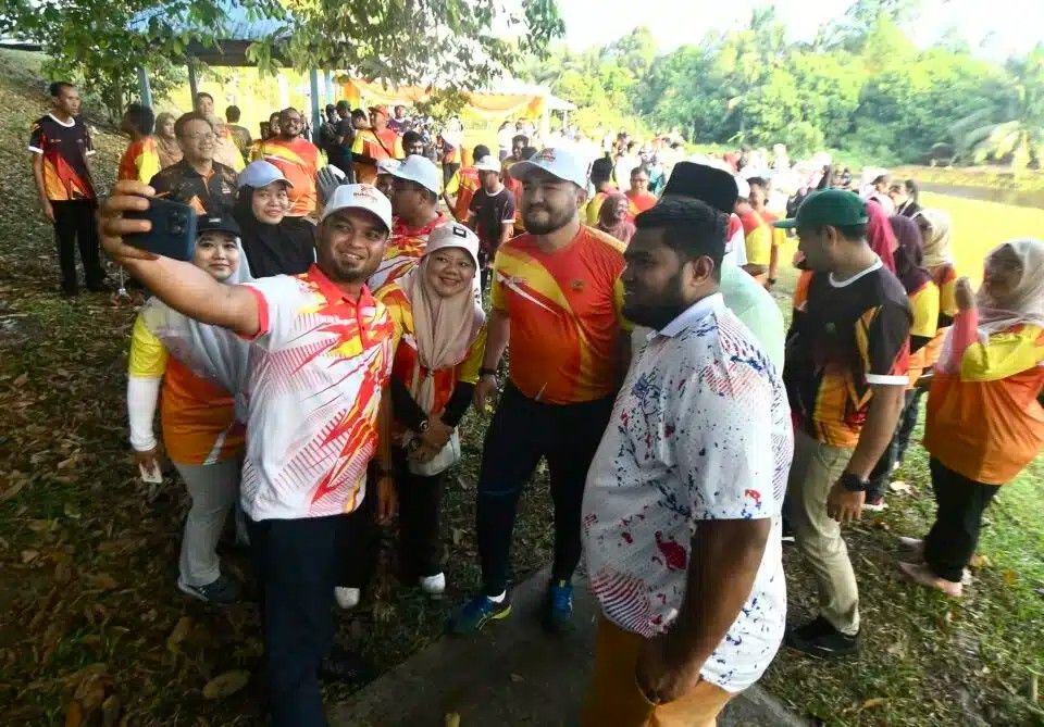 雪州王储与人民一同大扫除 青年大赞亲切抢拍照