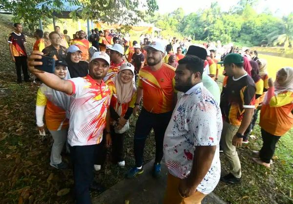 雪州王储与人民一同大扫除 青年大赞亲切抢拍照