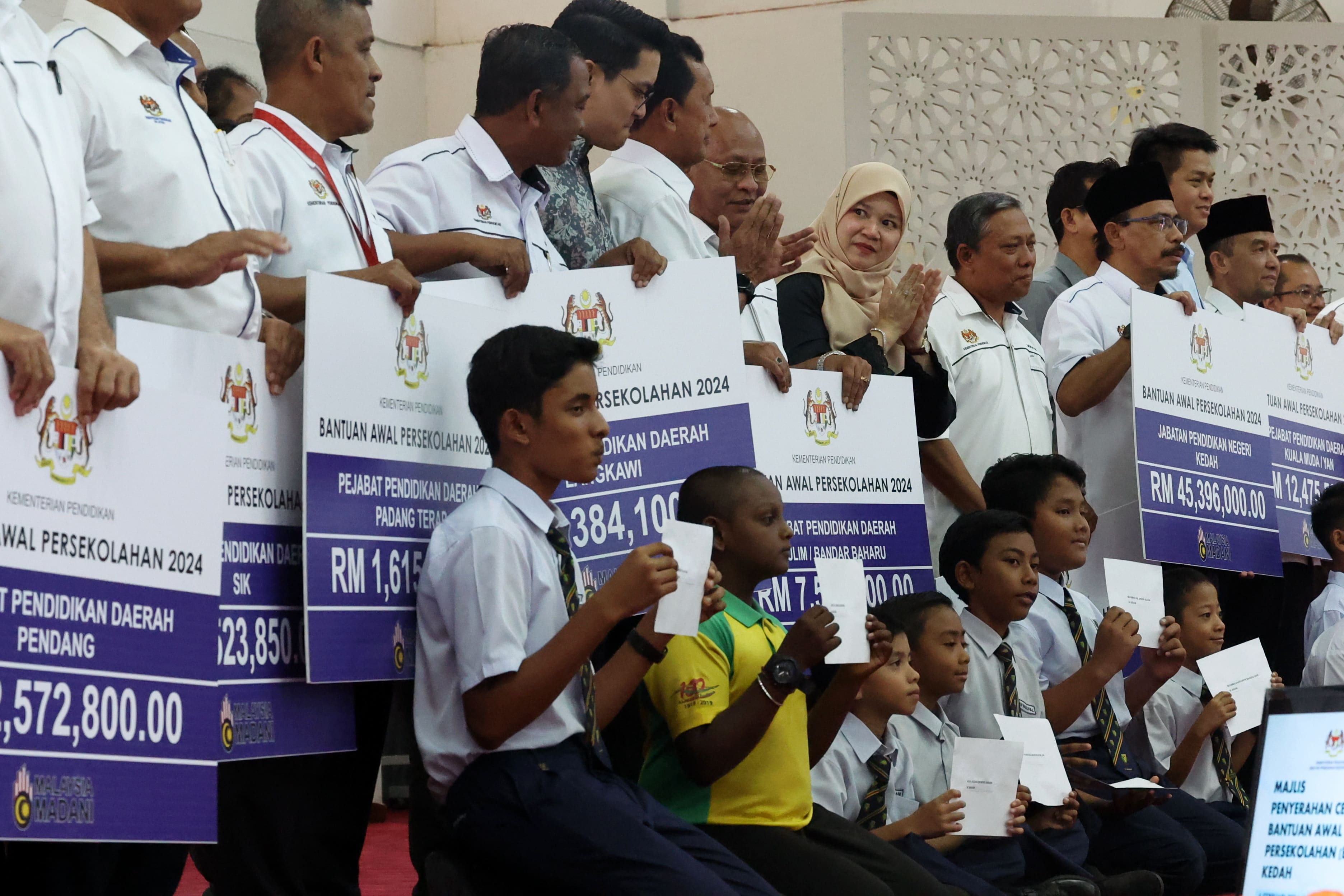 Lebih 100,000 pelajar tingkatan enam terima bantuan awal persekolahan mulai tahun depan