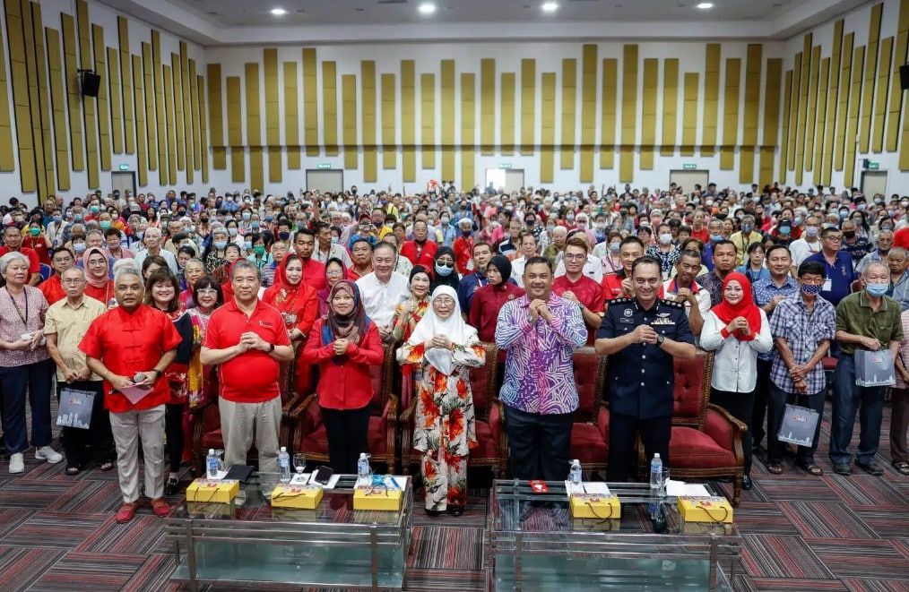 敦拉萨镇1100华裔居民获派捐款年柑