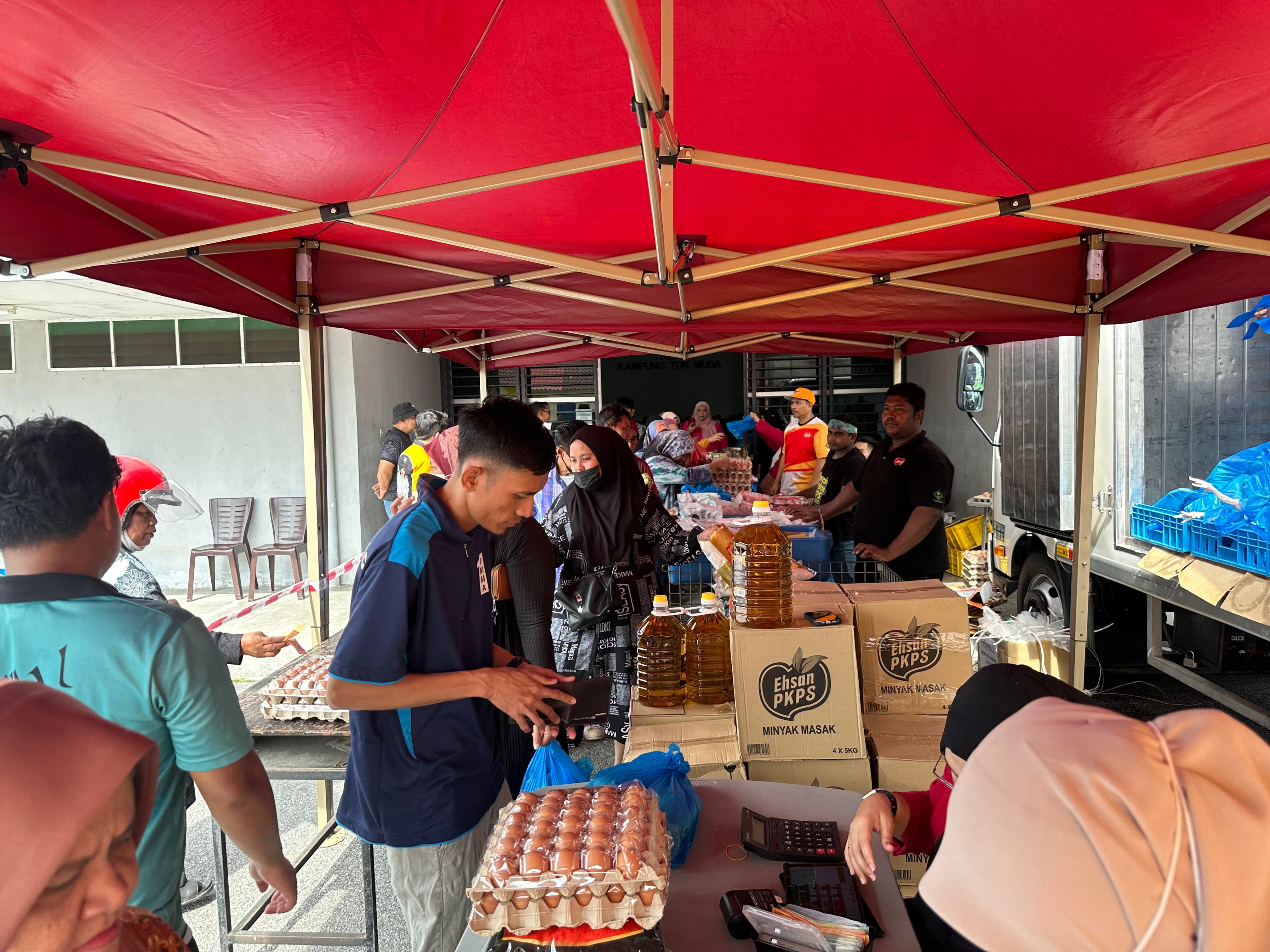 Jualan murah terus dapat sambutan, 200 ayam habis kurang dari sejam
