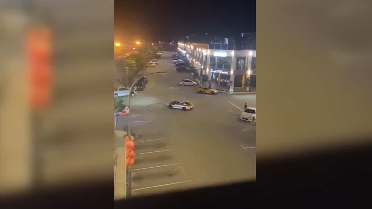 20岁司机飘移不果 跑车失控猛撞路边四驱车