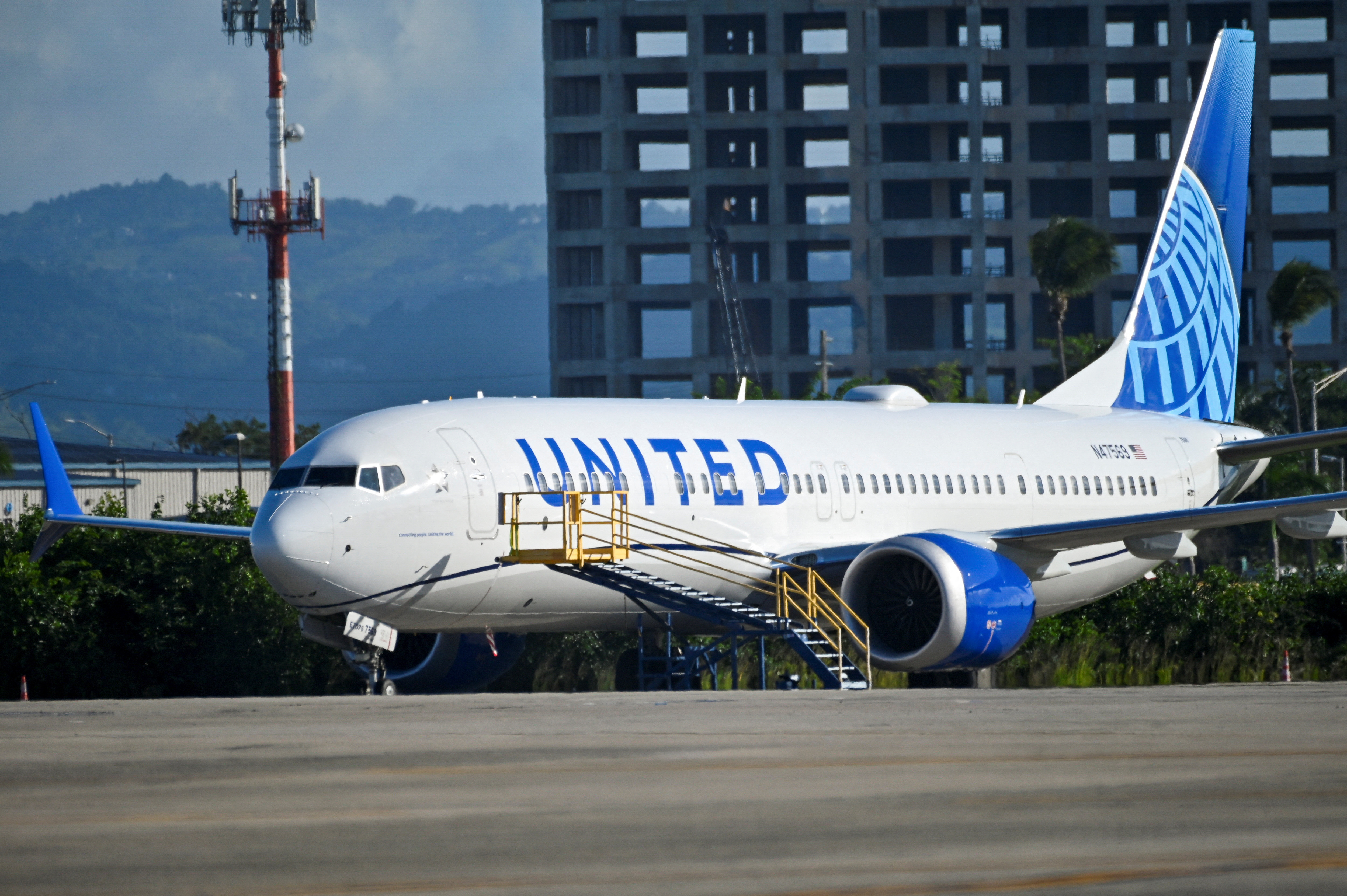 United Airlines flight makes emergency landing due to wing damage