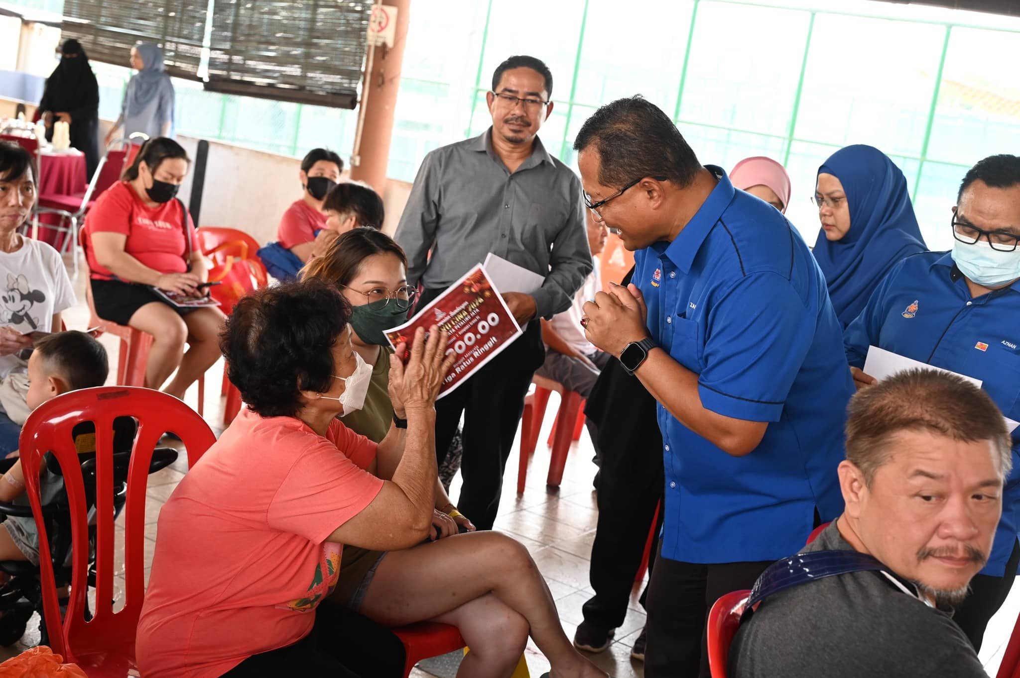 灵市厅新春前夕送暖  60户华裔家庭各获300令吉