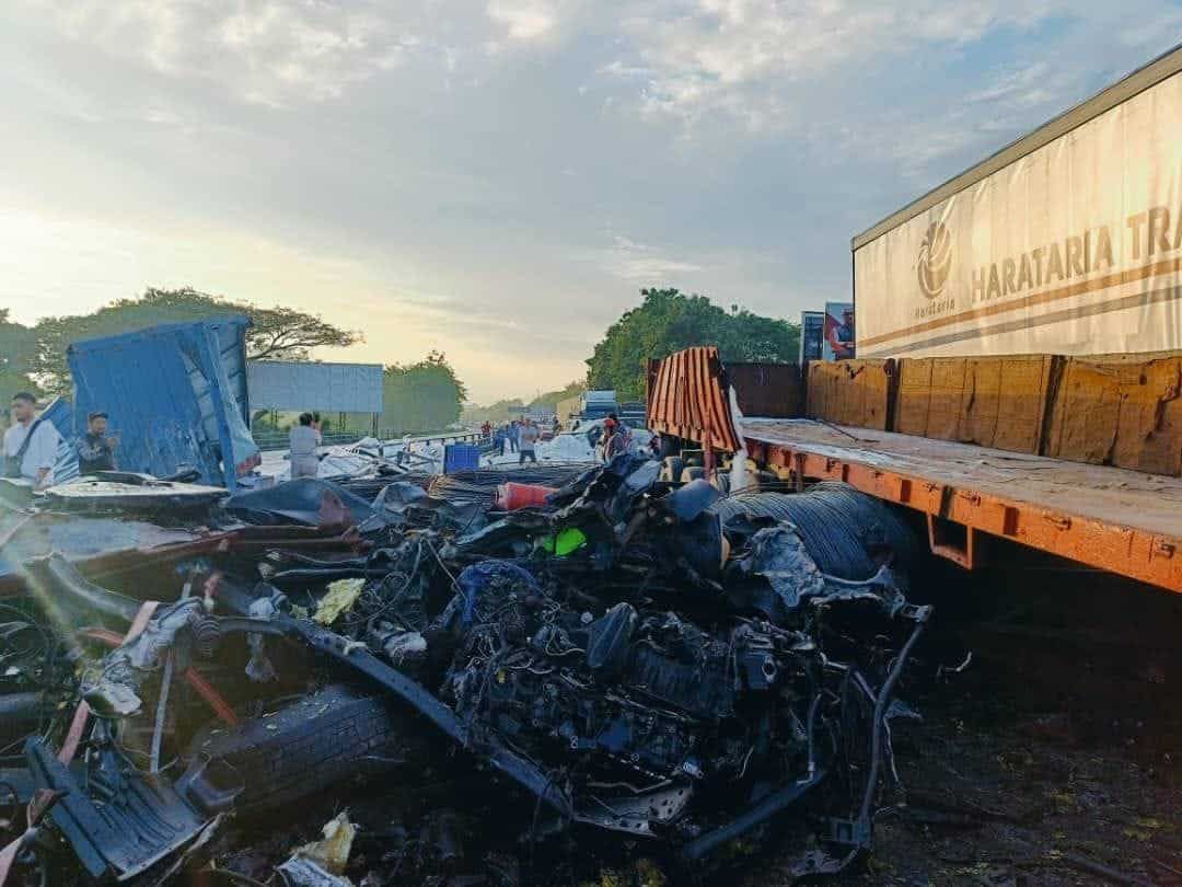 南北大道发生严重事故 涉3罗里4轿车.2司机夹毙