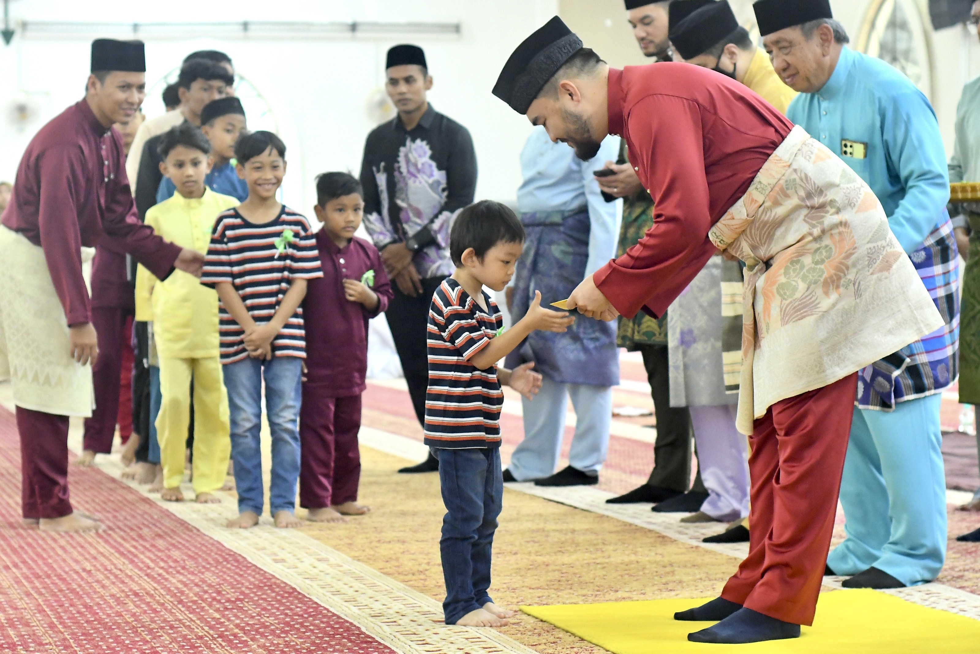 Raja Muda presents donations to Hulu Selangor orphans