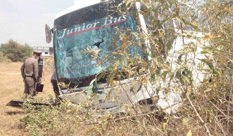 泰国旅游巴士失控撞击 36名大马旅客受伤