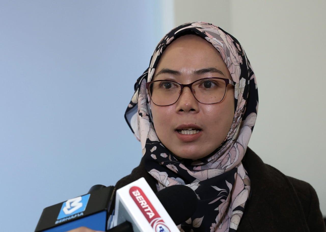 Penenun dari Sarawak tidak sangka dapat ke Barcelona dengan songket tenunannya