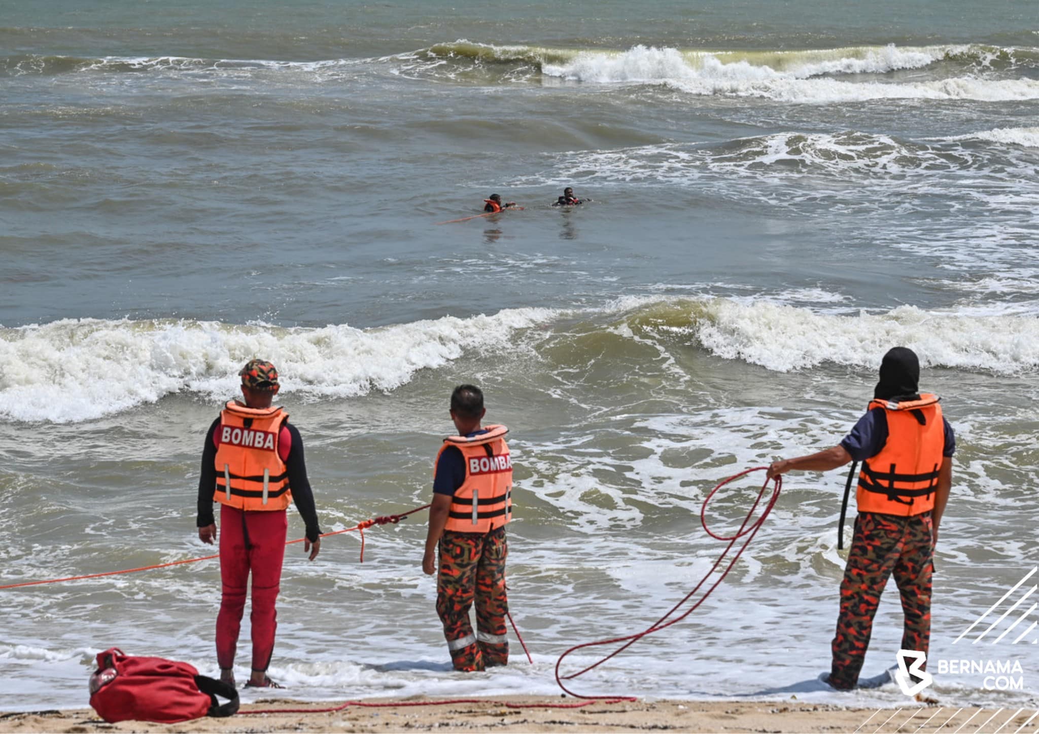 Operasi cari mangsa dikhuatiri lemas di Pantai Batu Buruk, bomba guna dua anjing pengesan