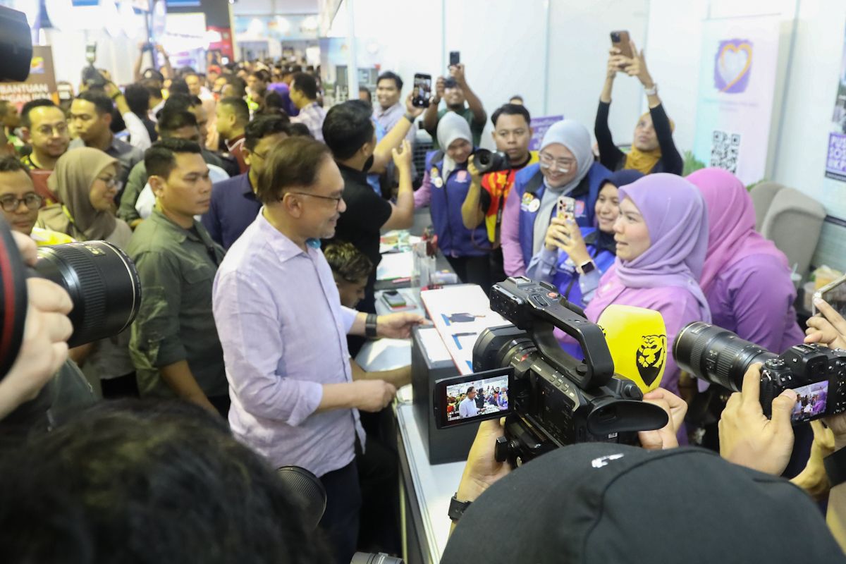 ரிங்கிட் வீழ்ச்சி கண்டாலும் பணவீக்கம் குறைந்து, வெளிமுதலீடு, வேலைவாய்ப்புகள் ஓங்கி உள்ளதால்  பொருளாதாரம் வலுவுடன் இருக்கிறது.