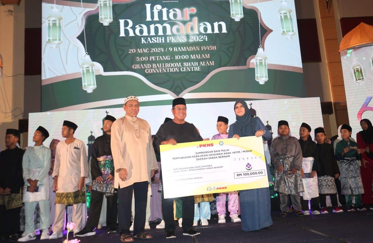 PKNS santuni anak yatim, serah sumbangan RM100,000 kepada Pertubuhan Ukhuwah