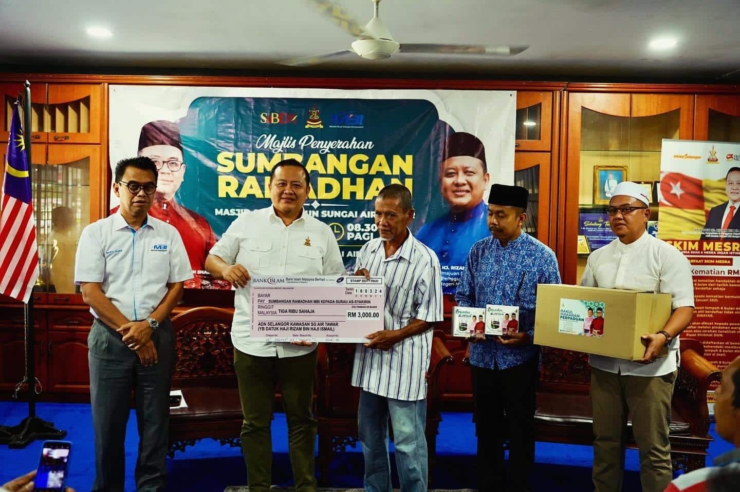 Sempena Ramadan, 53 institusi Islam di DUN Sungai Air Tawar terima sumbangan