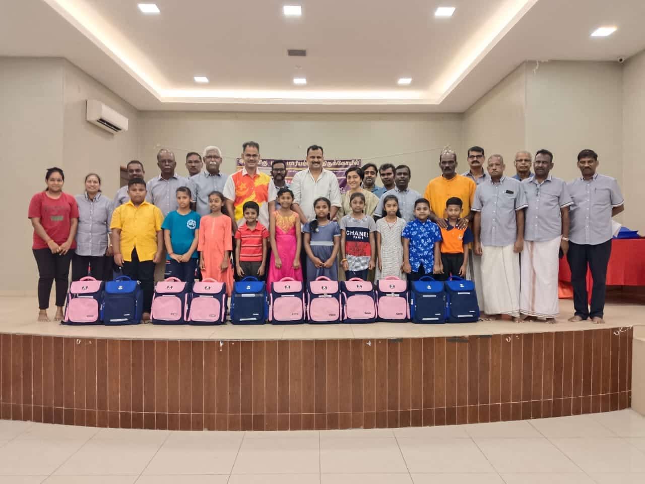 தெலுக் பங்லீமா காராங், மகா மாரியம்மன் ஆலய ஏற்பாட்டில் மாணவர்களுக்குப் புத்தகப் பைகள் விநியோகம்