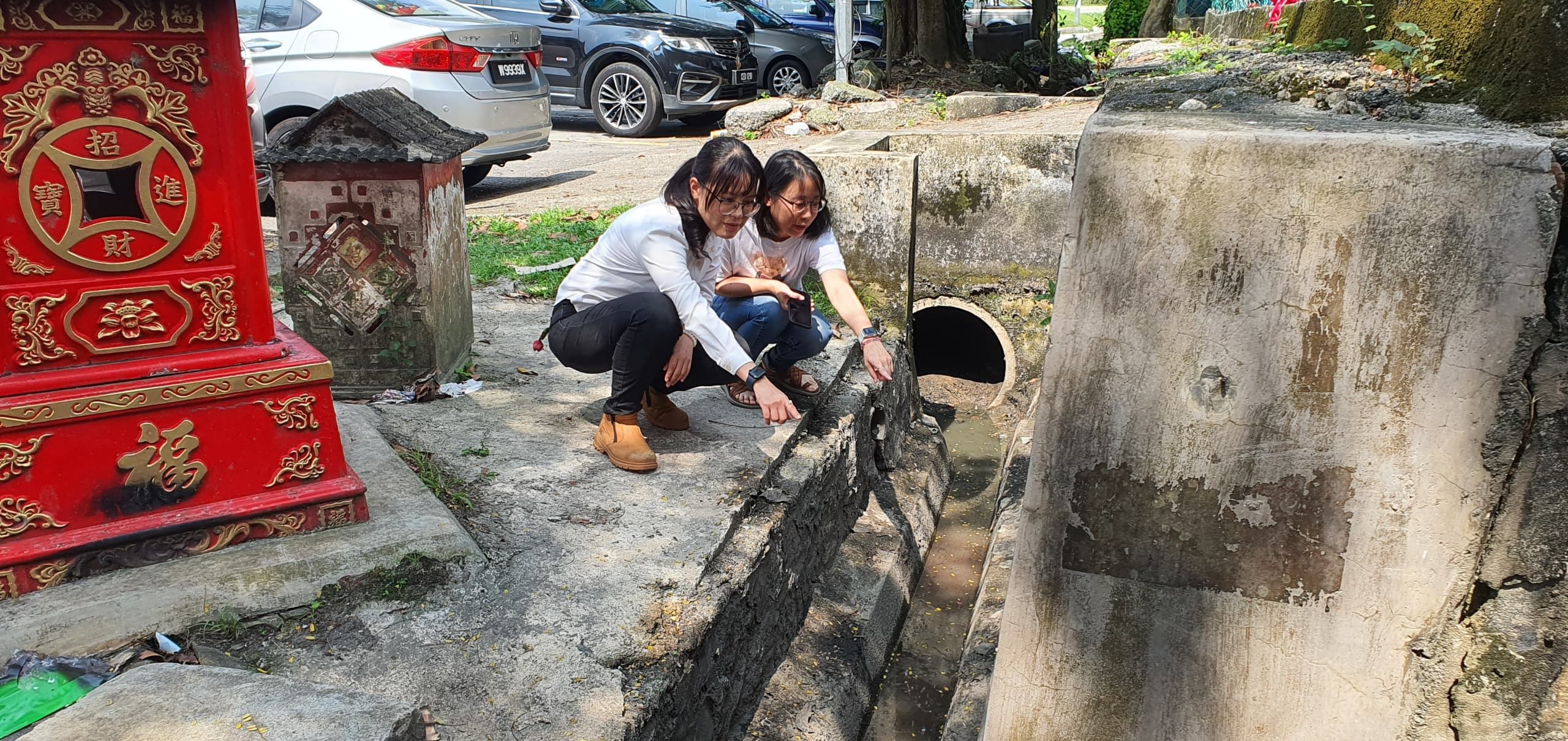 大学岭花园早市巴刹沟渠堵塞发臭   出动高压抽水泵冲洗垃圾油脂