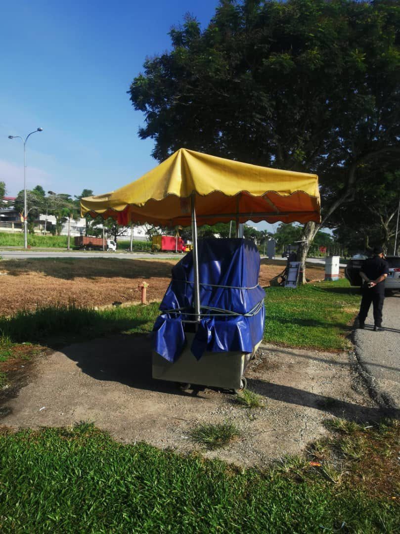 汉堡小贩忽视通告 手推车被充公