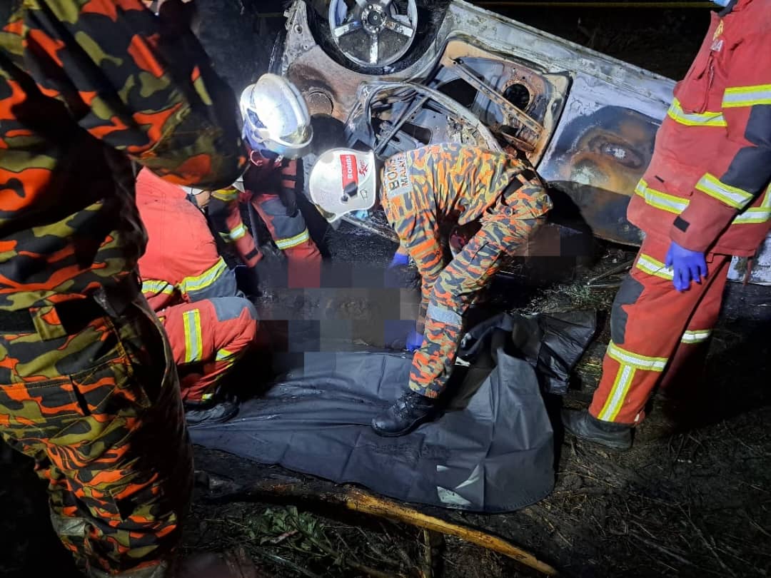 Lelaki rentung kereta terbakar selepas terbabas