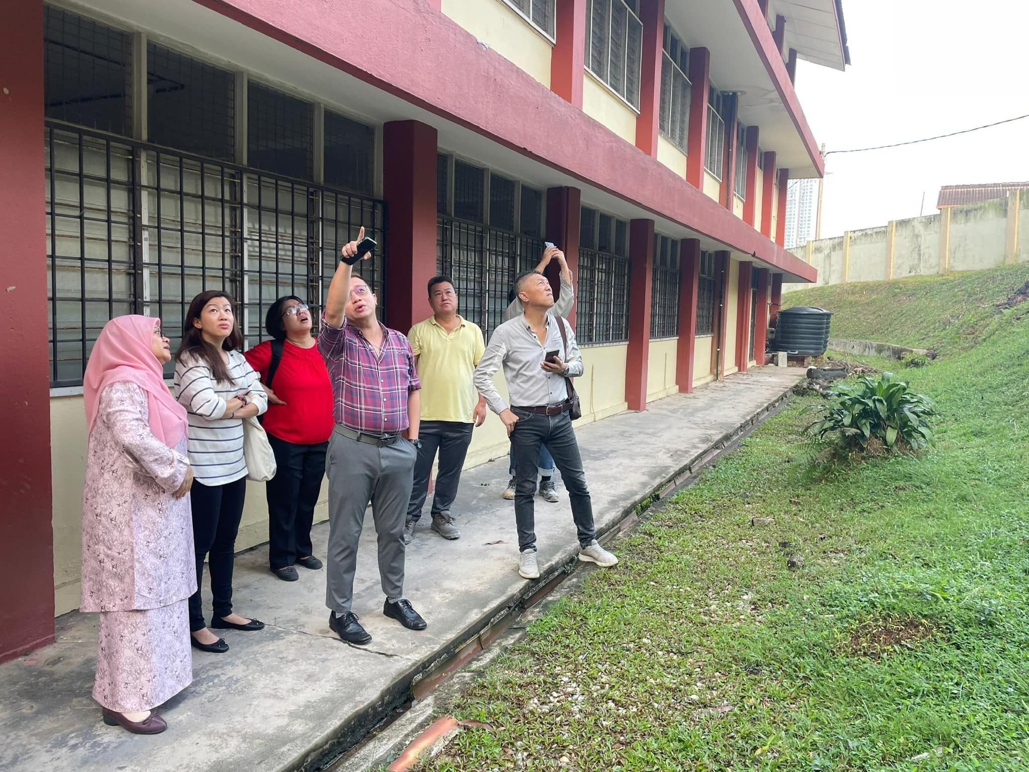 拨1万予灵市东南亚花园国中修冷气  林怡威与市议员巡校园设施