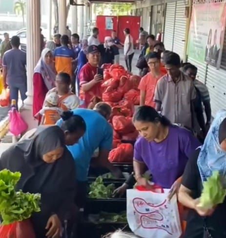蔡伟杰与市议员免费派蔬菜  减轻万挠岭花园居民负担