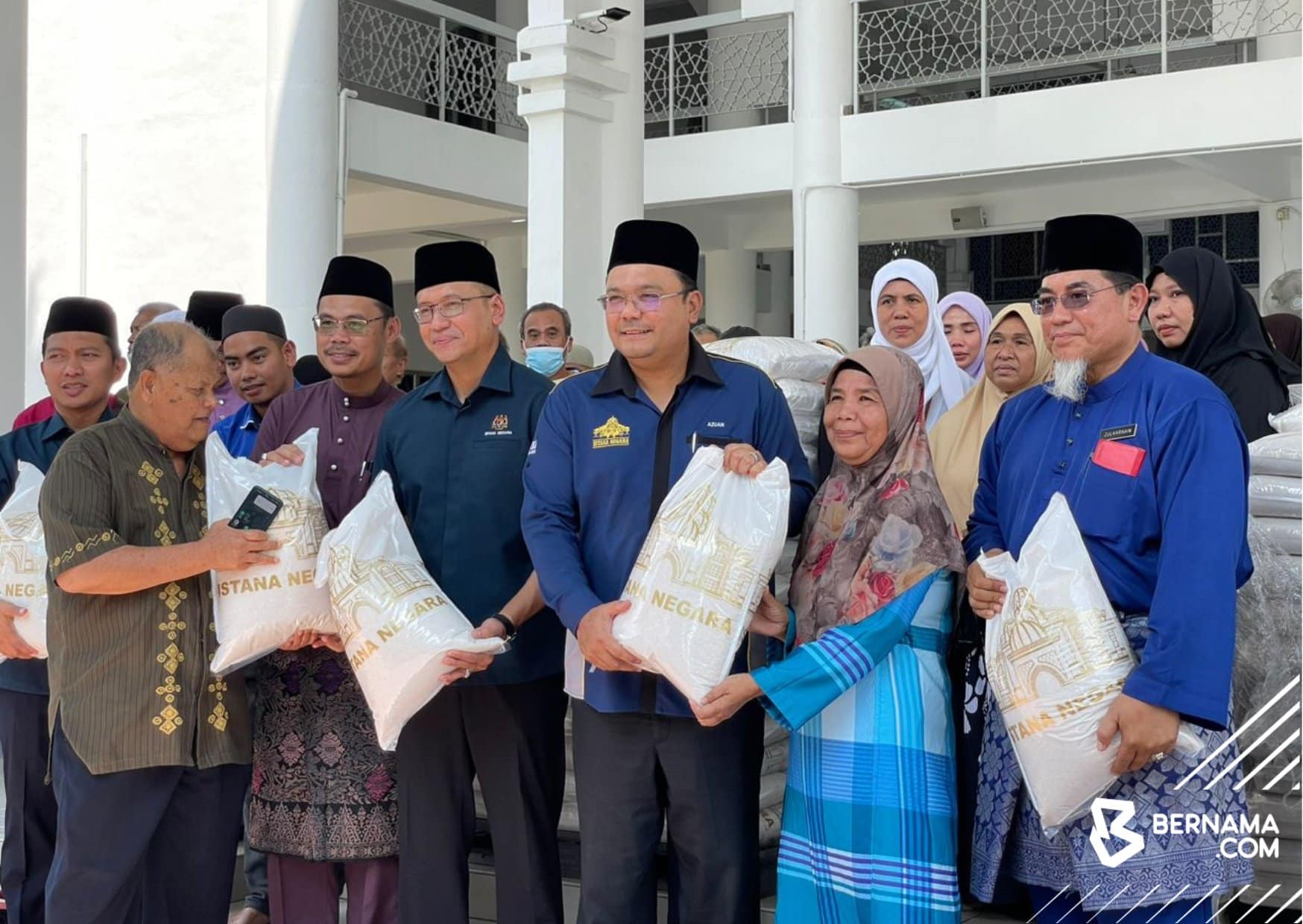 Sultan Ibrahim kurnia 25,000 kampit beras kepada asnaf sekitar ibu negara
