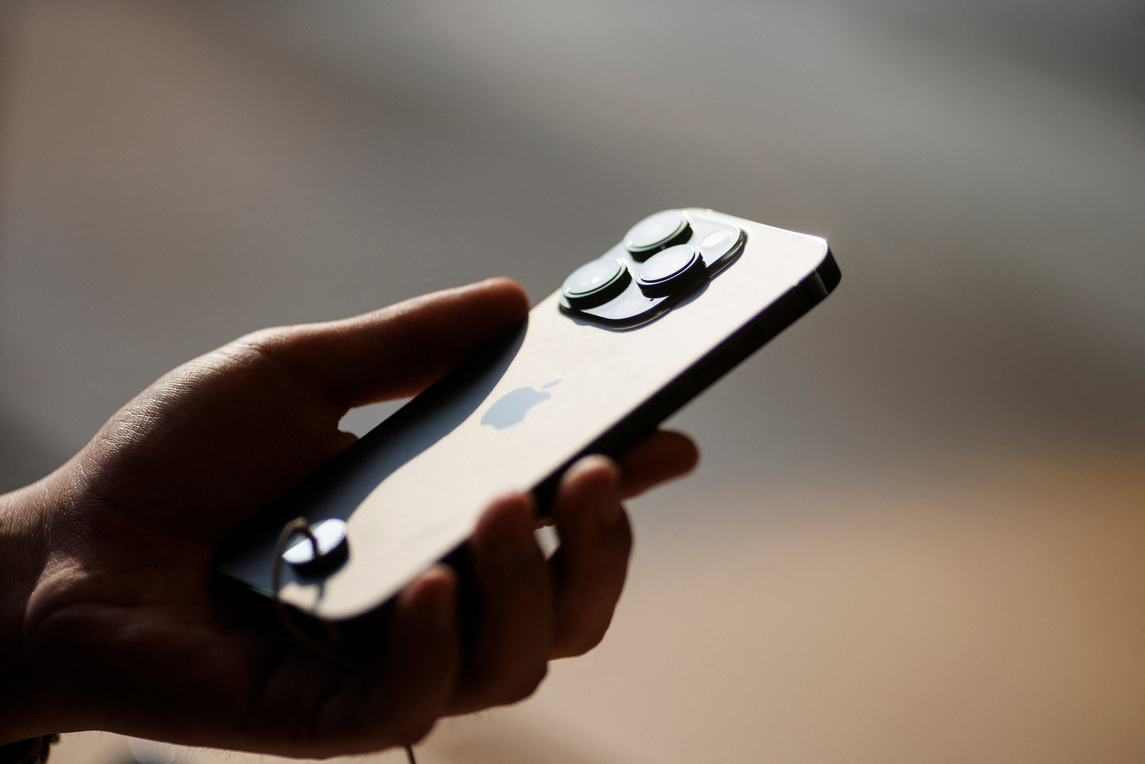 Apple warns iPhone owners of spyware attacks
